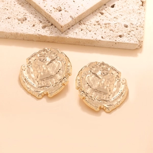 Retro hammered gold coin earrings with heart pattern in a minimalist geometric design