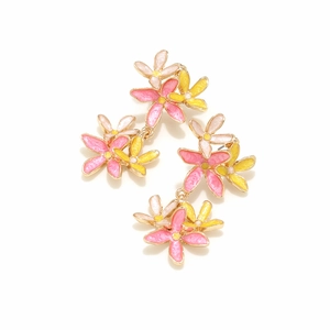 Détail de boucles d'oreilles florales en émail rose et jaune sur base dorée faite main