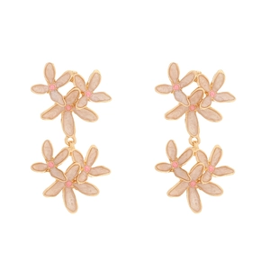 Élégantes boucles d'oreilles pendantes fleurs multicouches en émail rose et doré