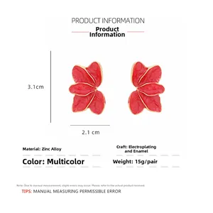 Detailansicht der roten Emaille-Blumenohrringe mit Goldrand und 3,1 cm x 2,1 cm Maßen
