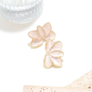 Pastellrosa Emaille-Blumenohrringe mit Vergoldung im minimalistischen, naturinspirierten Stil