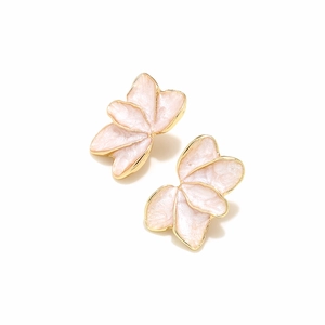 Detailansicht der geschichteten rosa Emaille-Blütenohrringe mit edlen Goldmetallkanten