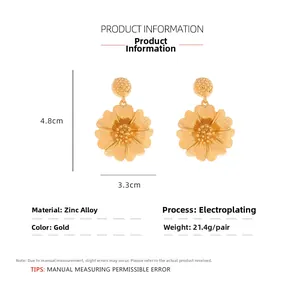 Detaillierte Größen und Materialangaben für goldene 3D Gänseblümchen-Ohrringe