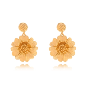 Strukturierte goldene Blumenohrringe mit mehrlagigen Blütenblättern und Metall-Finish