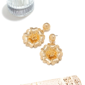 Schicke goldene Blumenohrringe aus Legierung mit realistischer Textur und Glanzfinish