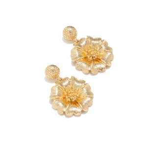 Strukturierte goldene Blumenohrringe mit geschichteten Blütenblättern und Metallglanz