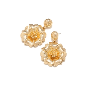 Makroansicht goldener Blumenohrringe mit radialer gebürsteter Textur und metallischem Kern