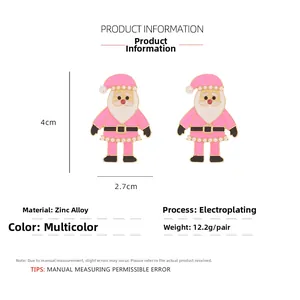 Dettaglio orecchini Babbo Natale rosa con dimensioni 4cm x 2,7cm e materiale in lega di zinco