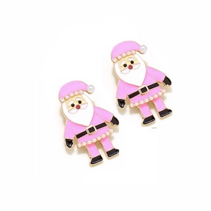 Vista dettagliata degli orecchini Babbo Natale in smalto rosa con perle bianche e gemme