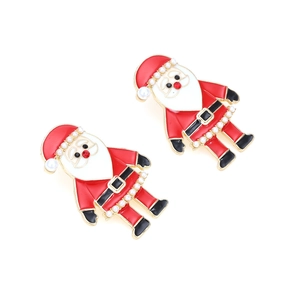 Dettaglio degli orecchini Babbo Natale con smalto rosso e perle su lega dorata