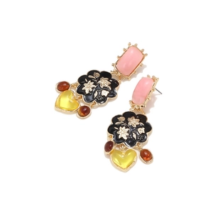 Vue détaillée des boucles d'oreilles rétro émaillées avec fleurs et motifs de cœurs