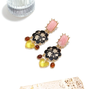 Boucles d'oreilles cœur en résine style vintage avec émail floral noir et détails dorés