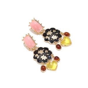 Boucles d'oreilles rétro avec fleurs et cœurs colorés en résine et émail chic