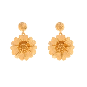Goldene Ohrhänger in Blumenform mit realistischen Blütenblättern und strukturierter Mitte