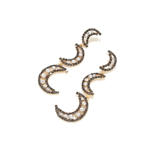 Orecchini vintage a tre lune dorate con strass neri e bianchi su sfondo bianco minimalista
