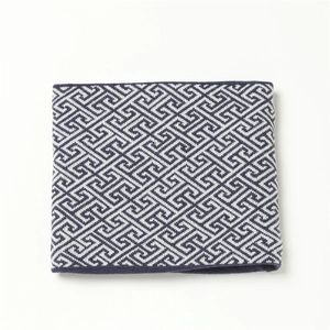 Detail des griechischen Strickmusters am warmen marineblau-weißen Halswärmer-Schal