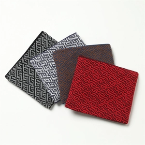 Set mit vier gestrickten Halswärmern mit geometrischen Mustern in verschiedenen Farben