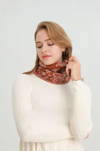 Détail du cache-col en tricot motif cachemire avec doublure en polaire chaude