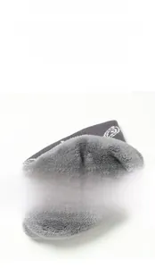 Détail d'un tour de cou en tricot épais avec doublure en polaire grise douce pour l'hiver