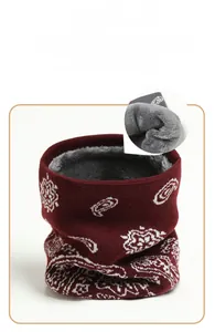 Détail de l'écharpe en tricot bordeaux avec doublure en peluche grise épaisse