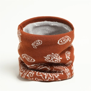 Détail du cache-col en tricot orange à motifs paisley avec doublure polaire grise épaisse
