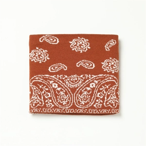 Détail du cache-col en tricot torsadé épais à motif paisley couleur caramel