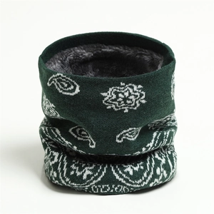 Détail d'un tour de cou en tricot vert foncé avec motif cachemire et doublure polaire