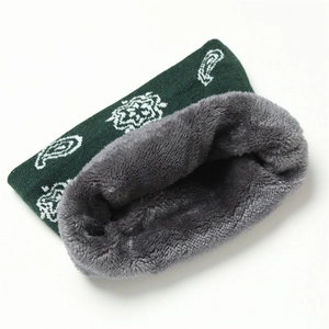 Détail d'un tour de cou en tricot vert foncé avec motif cachemire et doublure polaire grise