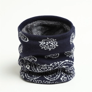 Détail du cache-col en maille bleu marine avec motif paisley et doublure polaire grise