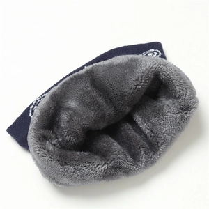 Gros plan sur la doublure en fausse fourrure grise et le tricot bleu du cache-cou d'hiver