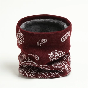 Tour de cou en tricot bordeaux avec motifs paisley et doublure en peluche grise