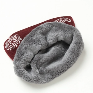 Détail d'un tour de cou en tricot d'hiver avec doublure en peluche grise et motif floral