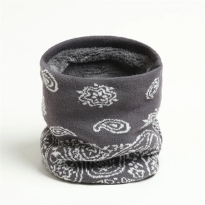 Détail d'un tour de cou en tricot gris avec motif paisley et doublure polaire chaude