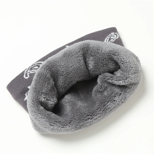 Détail d'un tour de cou thermique d'hiver avec motif paisley et doublure en peluche