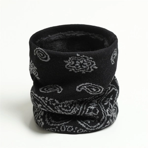 Détail d'un cache-cou en tricot d'hiver avec motif paisley et doublure polaire épaisse