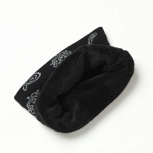 Détail de la doublure en polaire épaisse et tricot noir avec motif paisley pour la chaleur