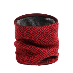Winter-Strick-Halswärmer mit rot-schwarzem Geometriemuster und warmem Fleecefutter