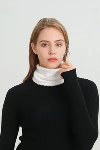 Détail du cache-col en fausse fourrure de lapin blanche avec doublure en peluche douce
