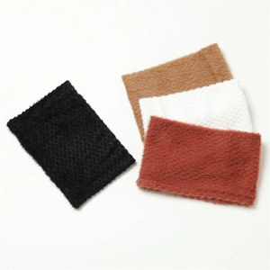 Tours de cou en fausse fourrure de lapin doux en noir, marron, blanc et rouge rouille