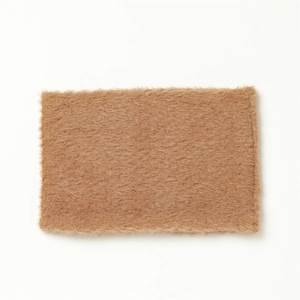 Détail de la texture en fausse fourrure de lapin marron avec des fibres pelucheuses