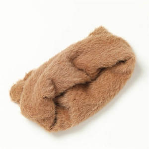 Bandeau en fausse fourrure pelucheuse marron caramel avec design torsadé sur fond blanc pur