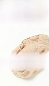 Nahaufnahme der beigen Doppelschicht-Strickschal mit dicker Waffelstruktur und weichem Stoff