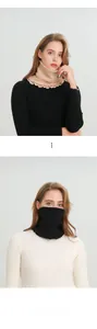 Detailansicht des doppellagigen Strick-Halswärmers mit elegantem Wellenrand-Design