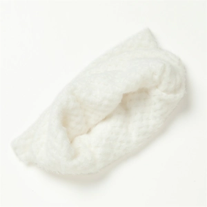 Détail du cache-col en tricot gaufré blanc en fausse fourrure avec texture pelucheuse
