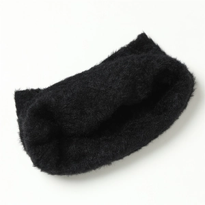 Détail du tour de cou en fausse fourrure de lapin noire avec texture douce et épaisse