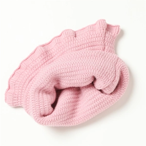 Nahaufnahme vom rosa doppellagigen Strickschal mit Rippenstruktur und Rüschenverzierung