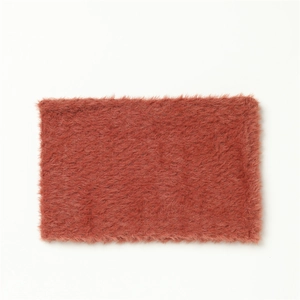 Détail du cache-col en fausse fourrure de lapin douce en tissu peluche rouge brique