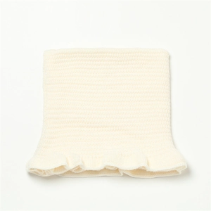 Detail eines cremeweißen Strickschals mit zartem Design und gerüschtem Saum