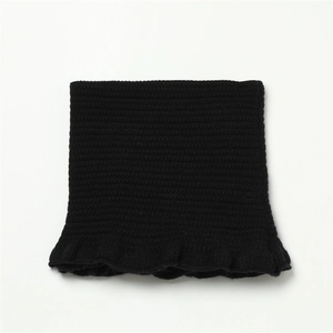 Detail eines schwarzen Strickschals mit horizontalem Rippmuster und modischem Rüschenrand