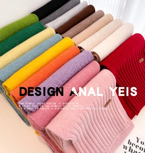 Nahaufnahme bunter Strickschals mit Rippenstruktur und weicher Wolltextur für den Winter